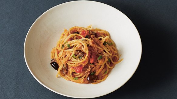 No cheese with fish, please: spaghetti with tuna, tomato and olives