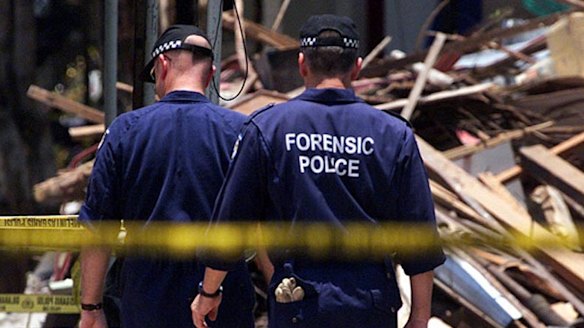 The Australian forensic officers from look for evidence Bali bombing site in 2002.
