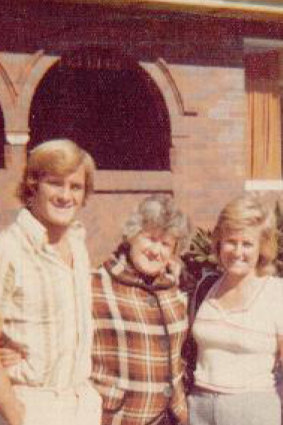 Chris Dawson, Lynette’s mother Helena Simms, and Lynette Dawson.