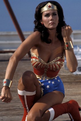 Mulher Maravilha desviando balas com suas pulseiras Feminum.