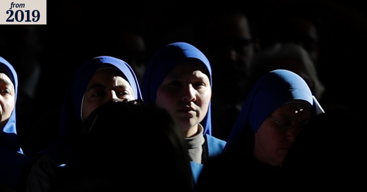 Pope cites plight of migrants, children on Good Friday