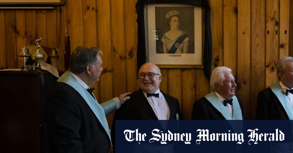 King Charles coronation: Portraits of the Queen have hung for decades in buildings around Sydney. When will Charles be put in the frame? - Vimarsana News