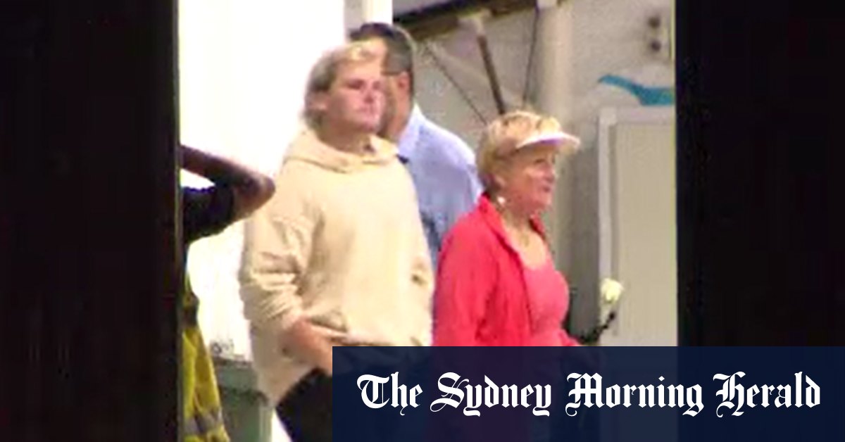 Shane Warne's family at airport as cricketer's body returns to Melbourne - Vimarsana News