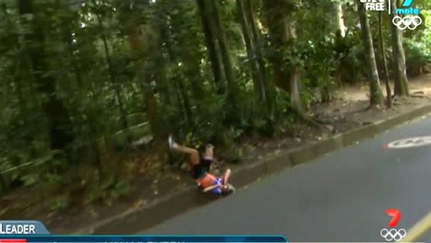 Bad crash: Annemiek van Vleuten lands very awkwardly.