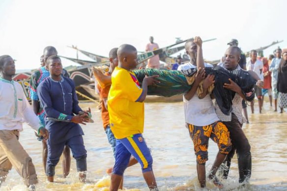 Rescuers recover people caught when their boat sank in Kebbi, Nigeria 