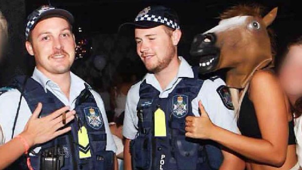 Schoolies party with police.
