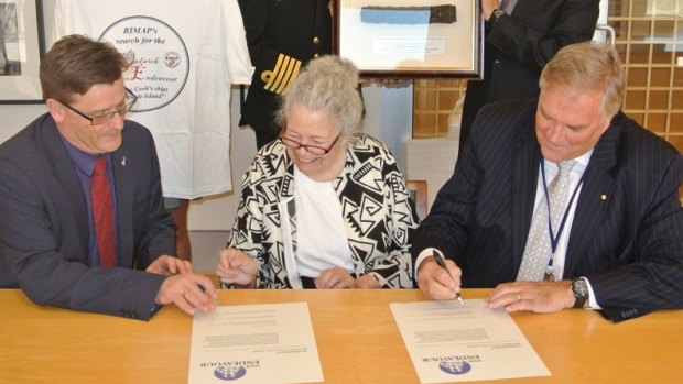 Signing the memorandum of understanding: director of the Australian National Maritime Museum Kevin Sumption, Dr Kathy Abbass; then ambassador to the US Kim Beazley.