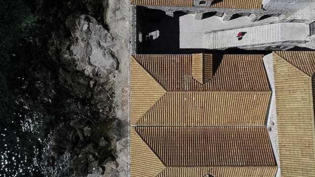 航拍照片显示的屋顶和检疫站的心房。