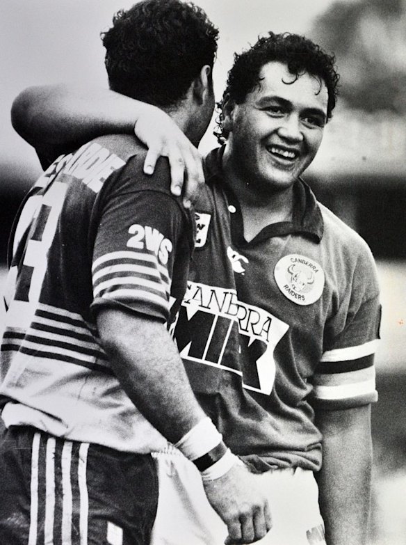 John Lomax playing for the Raiders in 1994.