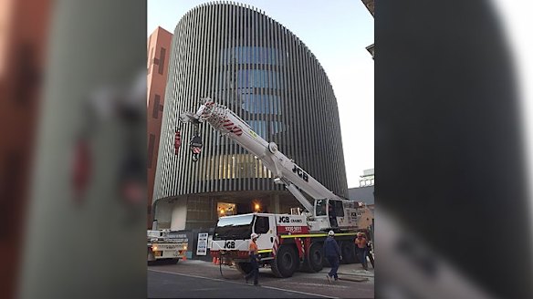 City of Perth trucks in fig tree to crane in to new public library on ...