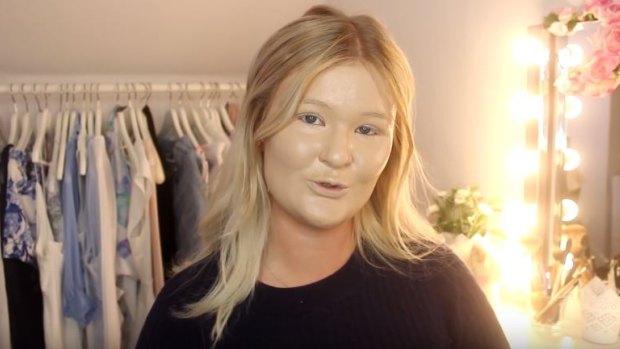 Swedish YouTuber Josefin Lallakis put 100 layers of foundation on her face.
