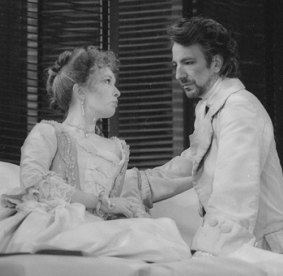 Lindsay Duncan (Marquise de Merteuil) and Alan Rickman (Vicomte de Valmont) in Dangerous Liaisons.