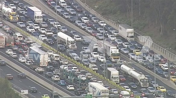 Traffic chaos on Western Ring Road after two trucks collide
