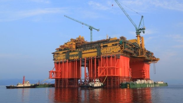 A dispute between Laing O'Rourke and Kawasaki Heavy Industries has resulted in 800 contactors being pulled off Inpex's Ichthys LNG project in Darwin.