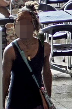 Police are currently searching for a man who produced a knife at a Gold Coast film set. Police have arrested a man who allegedly pulled a knife on a security guard while trying to enter the set of Pirates of the Caribbean, on the Gold Coast.