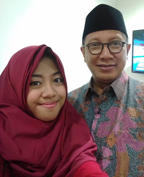 Asa Firda Inayah with Indonesian Minister of Religious Affairs Lukman Hakim Saifuddin.