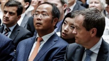 Huang Xiangmo sits with Bill Shorten at an event in Eastwood in December 2013.