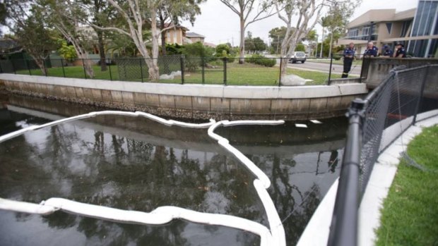 The oil spill at the Georges River. 
