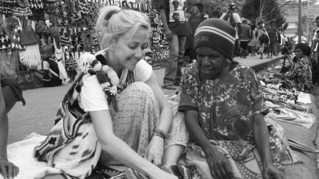 Caroline Sherman with a weaver at the Bilum Festival in Goroka.