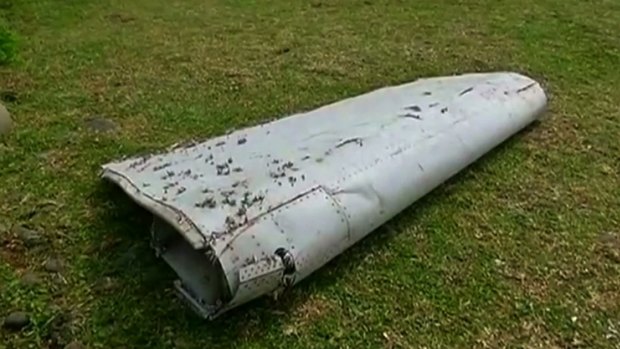 Experts say a large object that washed up on Reunion Island almost certainly came from a Boeing 777.