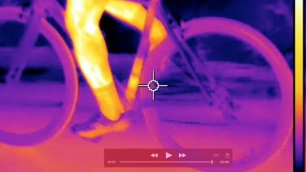 An image, published on Italian website Corriere della Sera, shows the seat tube of one bicycle glowing with the same vivid orange-yellow thermal imprint of the riders' legs.
