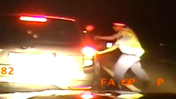 NSW Police officer criticised for pointing gun at man after pursuit