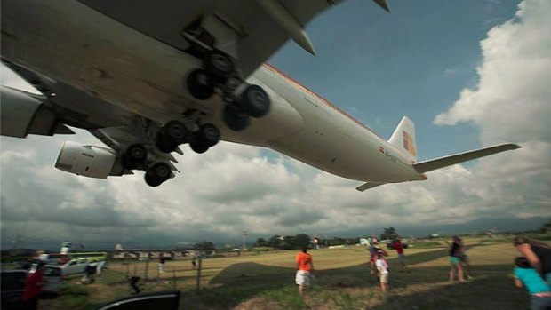 An image of Iberia flight 6313 only metres above onlookers' heads.