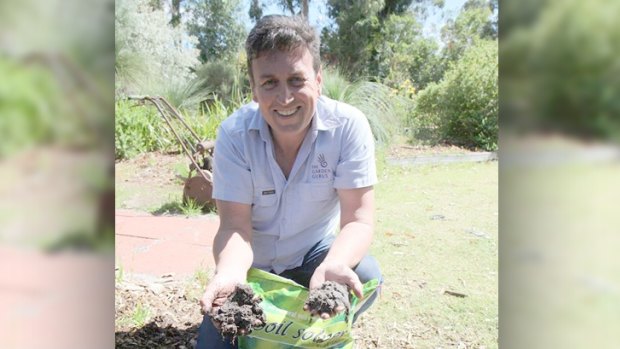 Garden Guru Trevor Cochrane is stepping in to help Sue Jefferies fix her garden. 
