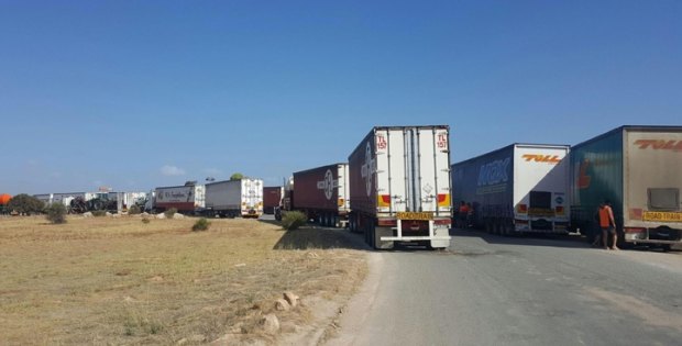 Truckies stuck at Cocklebiddy Roadhouse during December 7 road closure. 