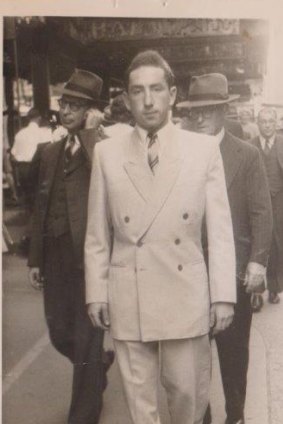 Fred (Frici) in his white
suit walking down Bondi Rd, Bondi, not long after he arrived in Australia
in 1949, aged 19.