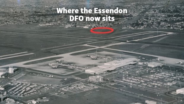 File (Melb): AUST: COMMUNICATIONS: AVIATION: AIRPORTS: ESSENDON AIRPORT, 1960s.Date filed: 02-09-1964.Neg no: J 6478.ID: mls.