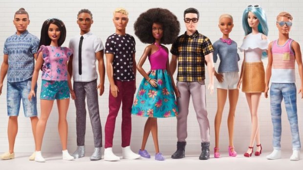 The New Crew (left to right) : Broad Ken, Curvy Barbie, Original Ken, Slim Ken, Original Barbie, Broad Ken, Original Barbie, Tall Barbie and Slim Ken. 