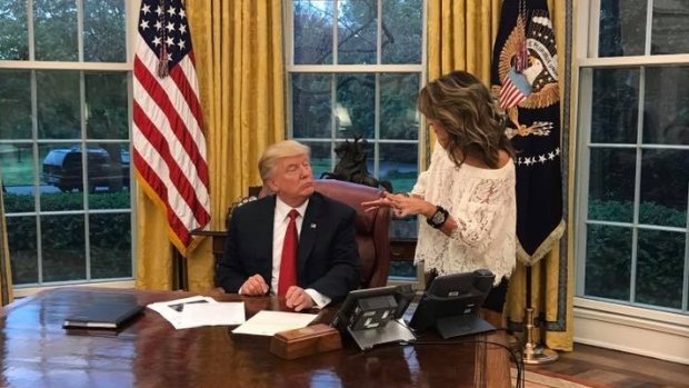 Sarah Palin speaks to President Donald Trump in the Oval Office.