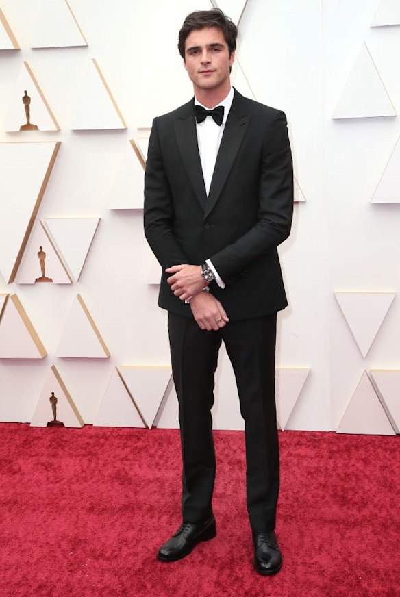 Jacob Elordi wears Burberry.