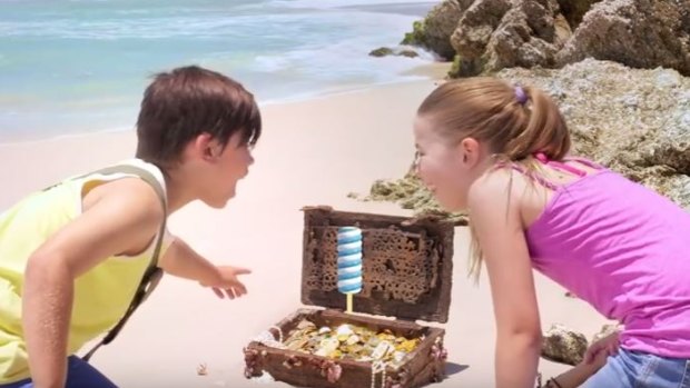 In the video two children come across a treasure chest containing a Twirly Pop.