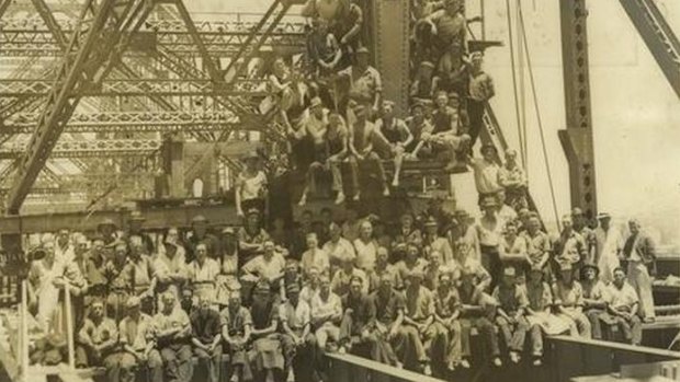 Crew on the last day of construction of the Story Bridge.