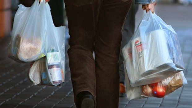 Plastic bags will disappear from Coles and Woolworths in 2018