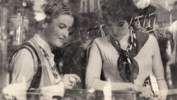 Anne Schofield in her Sydney shop with singer Liza Minnelli in about 1968. 