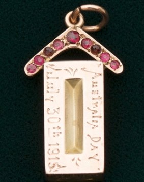 Nine carat gold pendant in the form of a brick, a ruby set boomerang above, engraved "Australia Day, July 30th 1915", the reverse engraved "from Mrs Rainbow to the wounded bricks" by Kitchen & Bingham, Sydney, $3000.