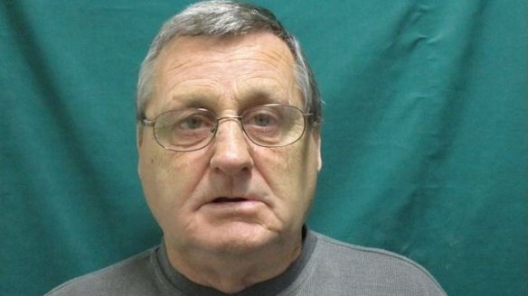 Police hunt murderer after he skips parole