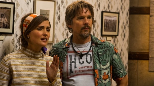 Rose Byrne and Ethan Hawke in Juliet, Naked.