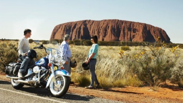 骑哈雷戴维森周围的岩石。