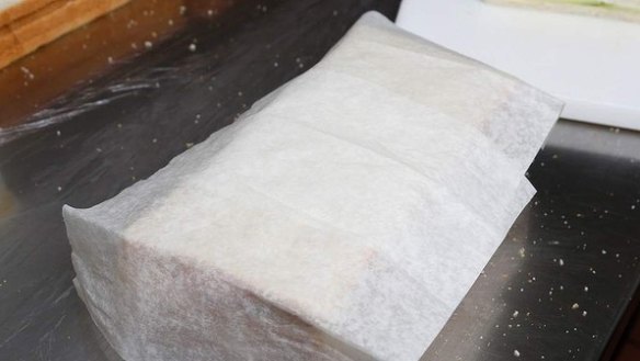 Tip: Place damp paper towel or a wet Chux-style cloth on any exposed bread slices to prevent the bread drying out. 