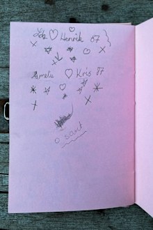 Amelie also doodled her name next to Kris' name, surrounded by hearts.