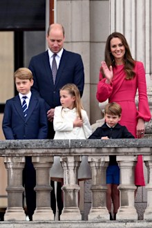 (L-R) Queen Elizabeth II, Prince George of Cambridge, Prince William, Duke of Cambridge Princess Charlotte of Cambridge, Prince Louis of Cambridge and Catherine, Duchess of Cambridge stand on the balcony during the Platinum Pageant on June 05, 2022 in London, England.