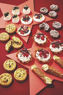 Christmas fruit mince pies, pavlova
