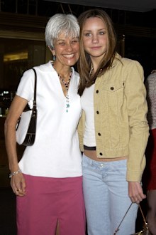 Amanda Bynes and her mum Lynn Organ in 2002.