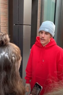 Justin Bieber asks fans to leave his New York apartment building.