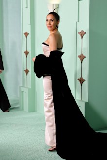 meghan markle pink off the shoulder dress Former Meghan Markle's dress is similar to a Princess Diana dress