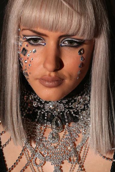 Her ensemble included jewels that  fell from her eyes like tears.